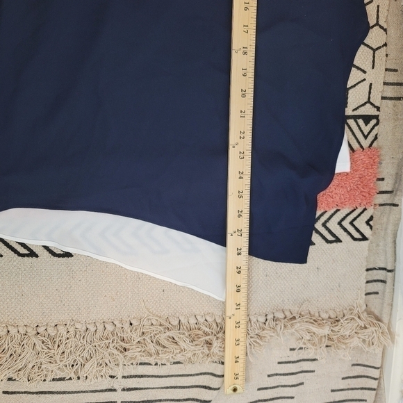 WHITE HOUSE BLACK MARKET NAVY & WHITE SLEEVELESS OVERLAY SHELL, SZ MEDIUM - Picture 11 of 11